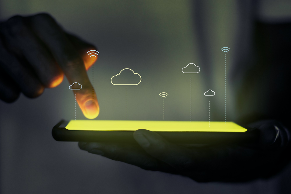 ecran-de-projection-hologramme-avec-technologie-de-systeme-cloud Make your Tech portfolios attractive